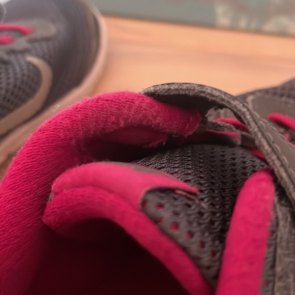 NIKE girl’s shoes pink gray Velcro size 12.5 EUC - Picture 12 of 12